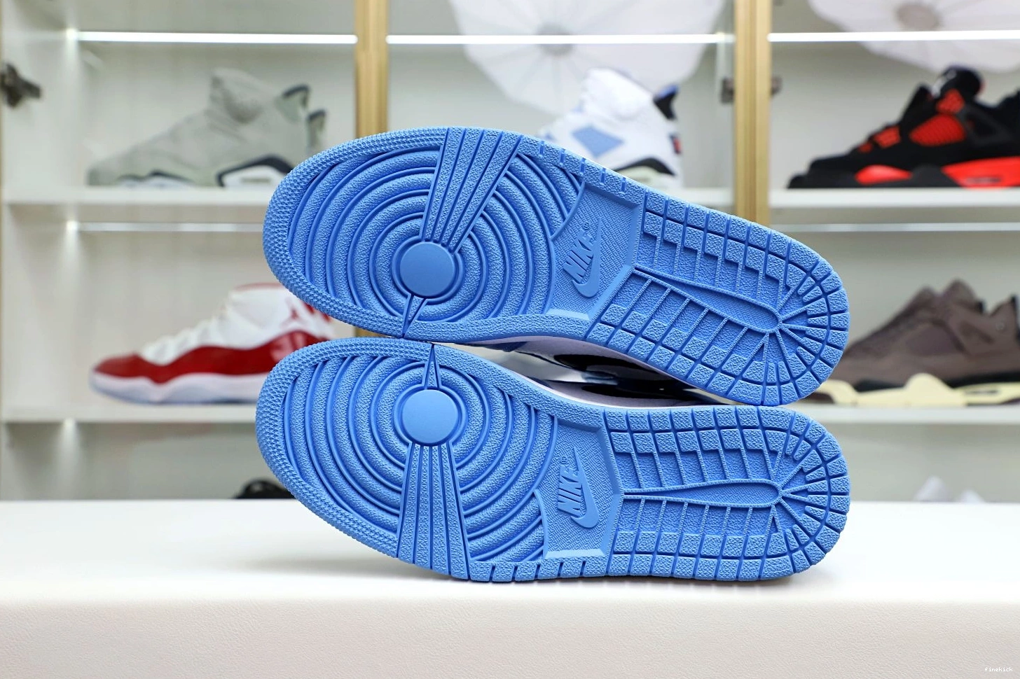 1 'UNIVERSITY HIGH JORDAN OG RETRO AIR 0211